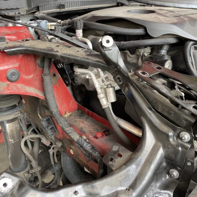 エンジンマウントの交換